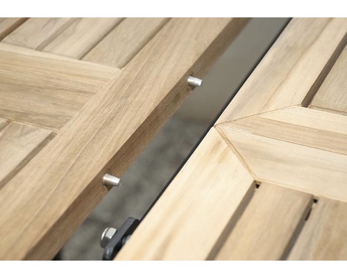 Detailný pohľad na drevenú dosku záhradného stola s výsuvným mechanizmom