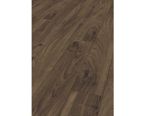 Detail laminátovej podlahy s dreveným vzhľadom.