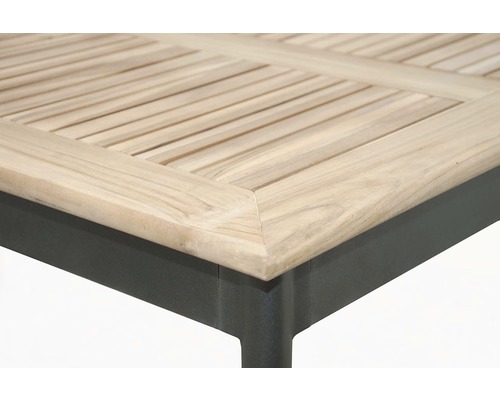 Detail záhradného stola s drevenou lamelovou doskou a kovovým rámom