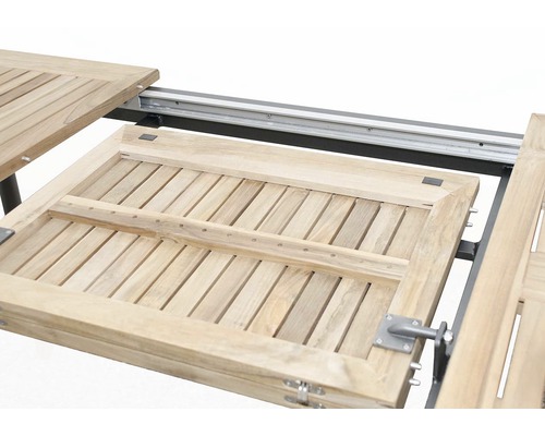 Detail záhradného stola s výsuvnou funkciou a drevenou doskou