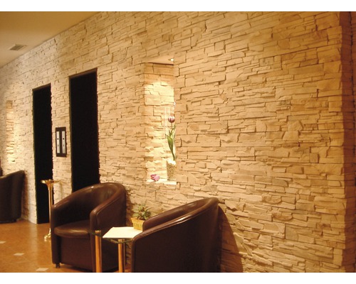 Nástenné panely imitujúce kameň a posedenie