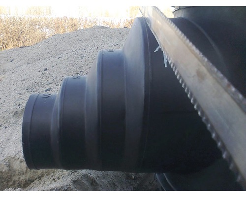 Čierna plastová odpadová rúra s pílovým listom