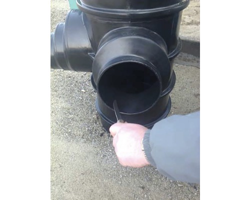 Ručná inštalácia rozvodného systému kanalizačných rúr