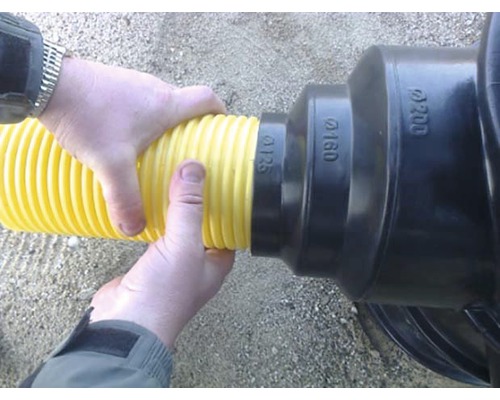 Žltá drenážna hadica je pripojená k čiernej spojke