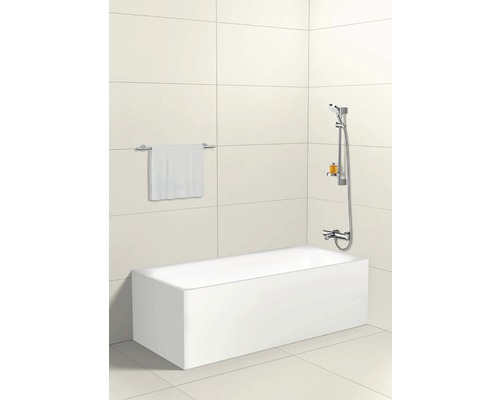 Svetlá kúpeľňa s obdĺžnikovou vaňou, uterákom a sprchovou armatúrou