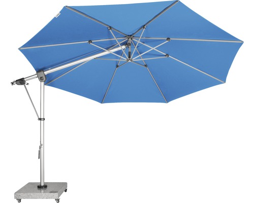 Modrý slnečník s sivým stojanom a základňou z kamenných dlaždíc