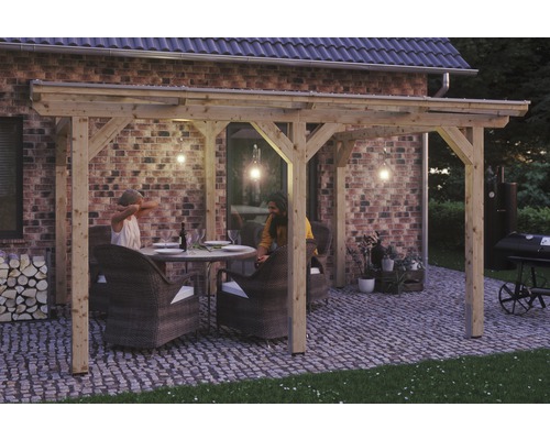 Zastrešenie terasy SKAN HOLZ Siena 434 x 250 cm, lepené lamelové drevo neošetrené Drevená terasa s ľuďmi, stolom a stoličkami v záhradnej oblasti