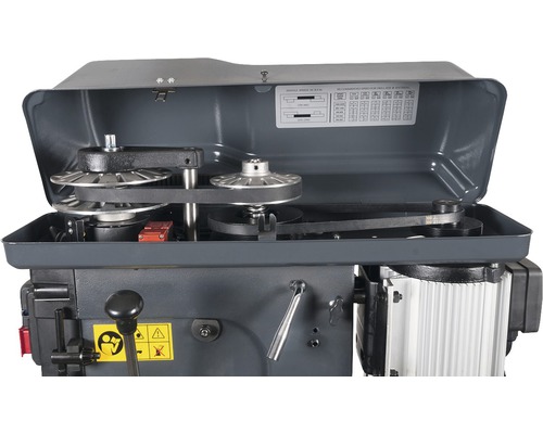 Detail stolnej vŕtačky s otvoreným krytom a remeňovým pohonom