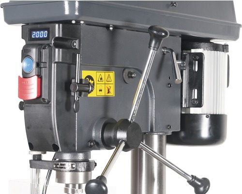 Detailný pohľad na stĺpovú vŕtačku s digitálnym displejom