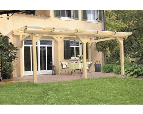 Drevená pergola so sedením v záhrade