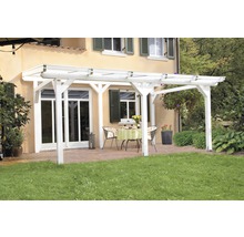 Biela drevená pergola v záhrade so záhradným nábytkom