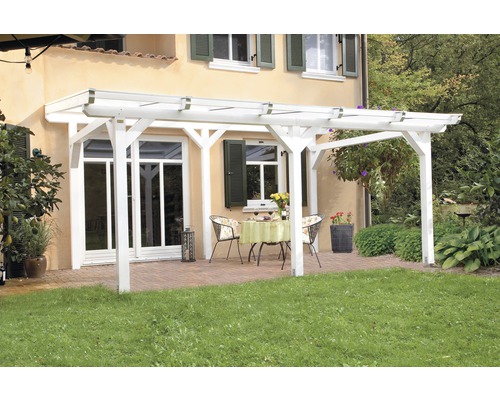 Biela drevená pergola v záhrade so záhradným nábytkom