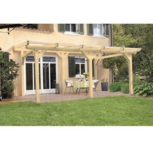 Drevená pergola v záhrade so záhradným stolom a stoličkami