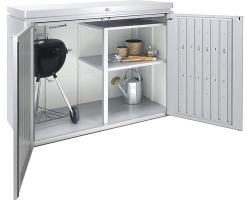 Otvorený úložný box s grilom, policami a záhradným náradím