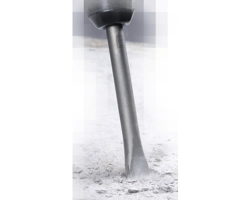 Sekáč pri práci pri drvení kameňa