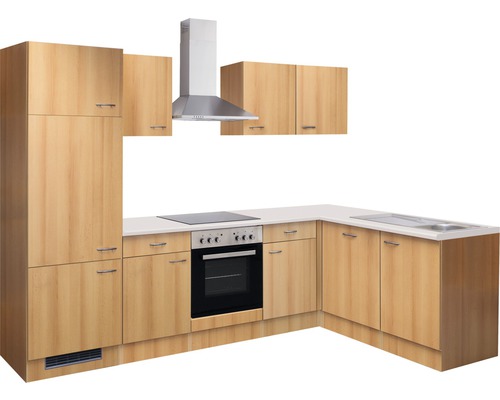 Kuchynská linka s drezom, varnou doskou, rúrou, digestorom a hornými skrinkami.