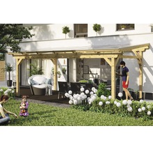 Drevená pergola na terase so záhradným nábytkom a ľuďmi
