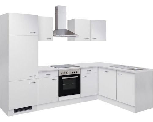 Biela rohová kuchyňa so sporákom, digestorom a drezom