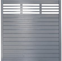 Sivý drevený plot s lamelovým prvkom