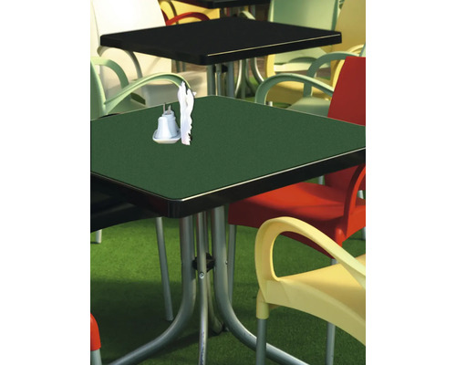 Scéna so stolmi a stoličkami pre vonkajšie použitie