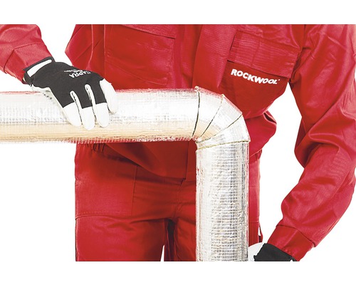 Osoba v pracovnom odeve a rukaviciach drží izolovanú rúrku. Logo Rockwool.