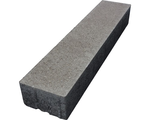 Sivý betónový obrubník