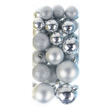 Balenie vianočných gúľ s lesklým a trblietavým povrchom