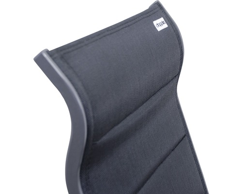 Detailný pohľad na stoličku s polstrovaním a logom Doppler