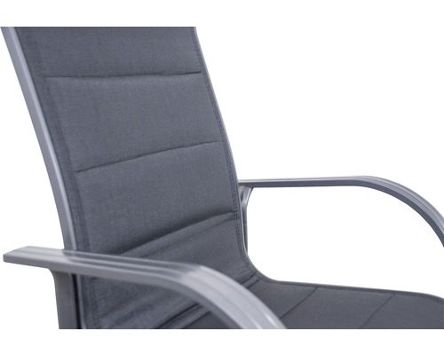 Detailný pohľad na záhradnú stoličku s opierkou na ruky