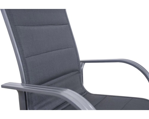 Detail záhradnej stoličky s podrúčkou