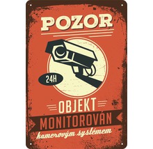 Kovová tabuľa s motívom bezpečnostnej kamery a textom 'Pozor Objekt monitorován kamerovým systémem'