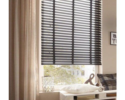 Okno so žalúziami a závesom na dekoráciu miestnosti