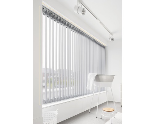 Vertikálna žalúzia pred oknom v kúpeľni.