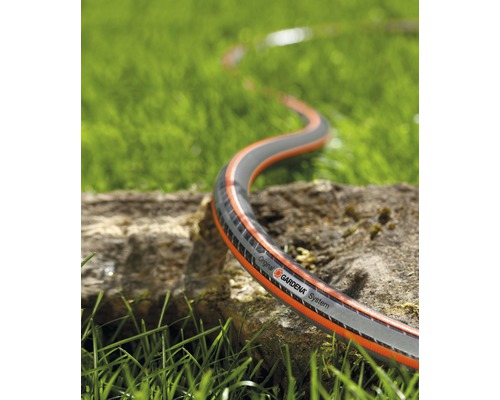 Záhradná hadica Gardena na trávniku
