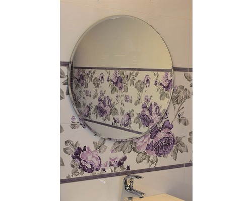 Okrúhle zrkadlo v kúpeľni s kvetinovou stenou