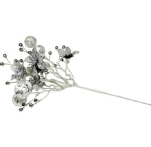 Ozdobná vetvička s bobuľami a kvetmi ako vianočná dekorácia