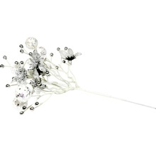 Dekoratívna vetva s bobuľami, kvetmi a guľôčkami