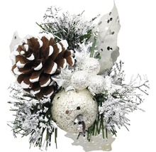 Dekoratívna zimná dekorácia so šiškami, guľami a trblietavými akcentmi