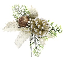 Dekoratívna vianočná vetvička so šiškami, bobuľami a listami