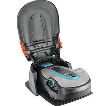 Robotická kosačka Gardena v nabíjacej stanici s otvoreným vekom