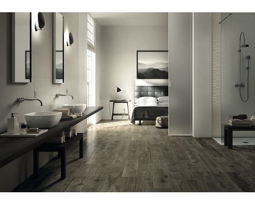 Svetlá kúpeľňa s dvoma umývadlami, zrkadlami, sprchovacím kútom a drevenou podlahou