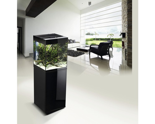 Akvárium so skrinkou v obývacej izbe.