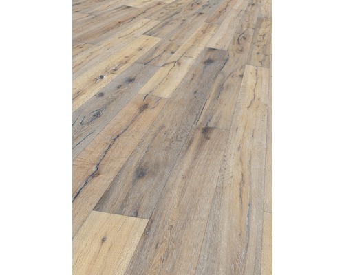 Svetlá laminátová podlaha s drevenou štruktúrou