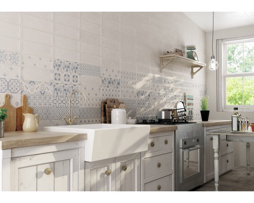 Svetlá kuchyňa s obkladačkami vo vintage dizajne, umývadlom a drevenými pracovnými doskami