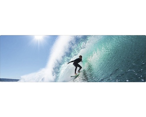 Surfer jazdí na vlne na surfovej doske