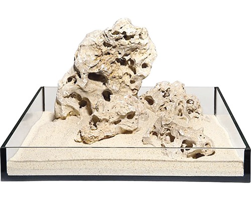 Akvárium s dekoratívnymi kameňmi a pieskom