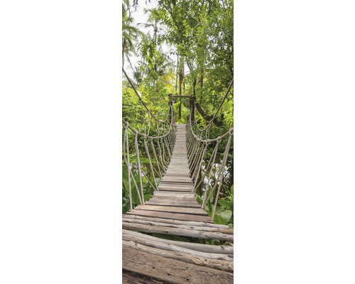 Drevený visutý most v zelenom prostredí