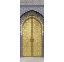 Zlatá brána s arabskými vzormi a rámom z dlaždíc