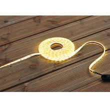 LED pásik na drevenom podklade