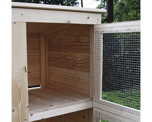 Drevená búda s mriežkovými dvierkami
